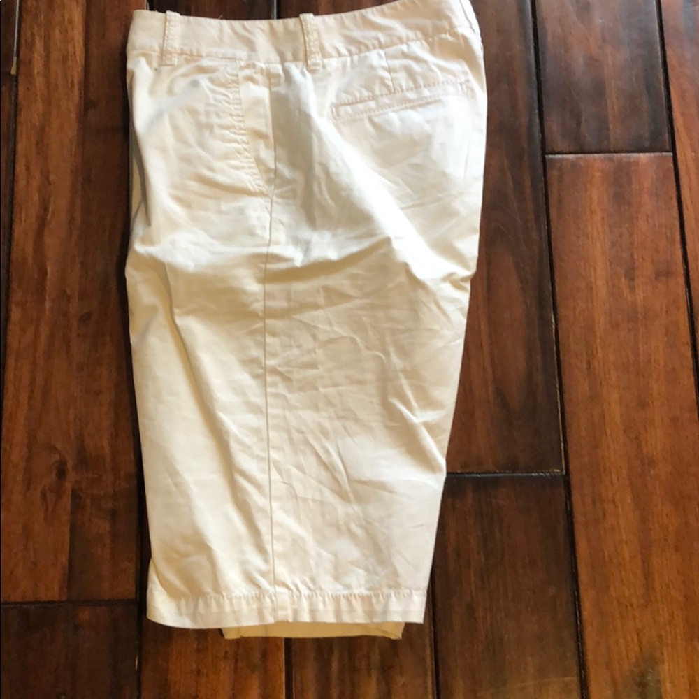 White walking short